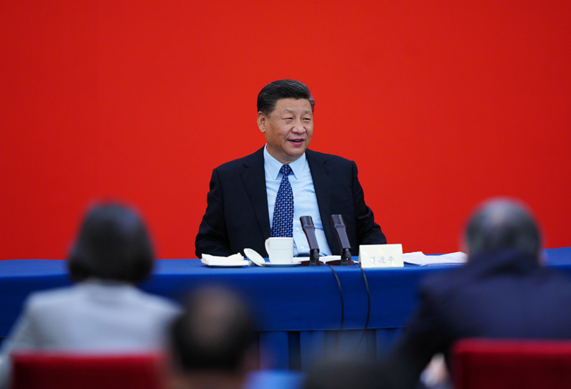 5月23日上午,中共中央总书记、国家主席、中央军委主席习近平看望参加全国政协十三届三次会议的经济界委员,并参加联组会,听取意见和建议。中共中央政治局常委、全国政协主席汪洋参加看望和讨论。新华社记者 谢环驰 摄